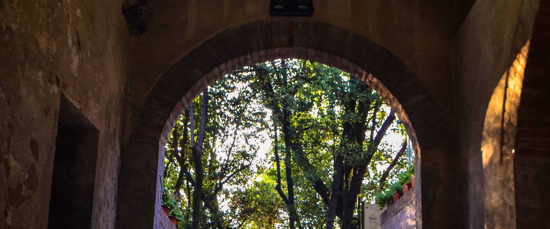 Arco nella Rocca Estense foto di Summartik